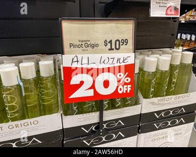 Orlando, FL/USA-2/4/20 : enseignes dans l'allée des vins d'un magasin de vente au détail d'épicerie Earthfare qui sort des affaires, soit 20 % de réduction. Banque D'Images