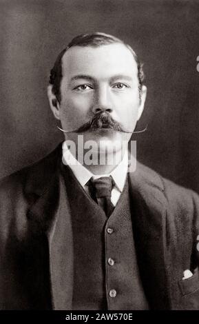 1900 CA , GRANDE-BRETAGNE : le célèbre auteur anglais des histoires détectives Sir ARTHUR CONAN DOYLE ( 1859 - 1930 ) à Bignell Wood House . Créateur de Banque D'Images