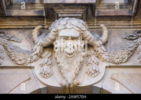 Détail du palais à Dresde - Allemagne. Sculpture de Pan (faune), dieu grec. Banque D'Images