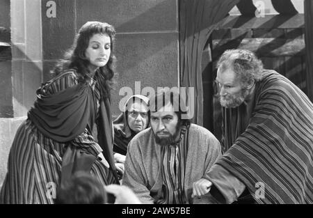 Télévision Kro. Jeu de télévision 'service at Calvary' Johan Schmitz dans le rôle de Judas et Bep Dekker dans le rôle de Tamar (épouse de Judas) Date: 23 mars 1961 mots clés: Télévision drames Nom De La Personne: Dekker, Bep, Schmitz, Johan Banque D'Images