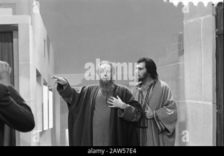 Télévision Kro. Jeu de télévision "service à Calvary" Johan Schmitz dans le rôle de Judas (à droite). Liens Jan Retèl (Thomas) Date : 23 Mars 1961 Mots Clés : Télévision Drames Nom De La Personne : Retèl, Jan Schmitz, Johan Banque D'Images