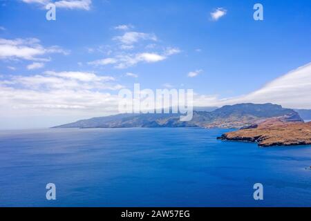 Côte Est de l'île de Madère - vue vers l''aéroport de Madère de Ponta de Sao Lourenço peninsula - point le plus à l'Ponta do Furado Banque D'Images