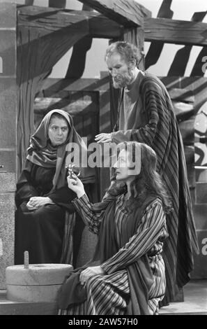 Télévision Kro. Jeu de télévision 'service at Calvary' Marie Hamel (mère de Judas), Bep Dekker (épouse de Tamar de Judas) et JO van de Veen (Jacob, frère de Judas) Date : 23 mars 1961 mots clés : drames de télévision Nom De La Personne : Bob Dekker, Hamel, Marie, J. van de Ven Banque D'Images