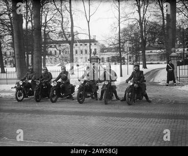 Célébration de la naissance princesse Marijke (Christina) les membres du club de moto Pop Piepers Meppel ont été profonds dans la nuit à Soestdijk à gauche à la première princesse Juliana et le prince Bernhard féliciter. Le Groupe Soestdijk Palace. Date : 18 février 1947 lieu : Soestdijk mots clés : brigades, moteurs, palais Banque D'Images