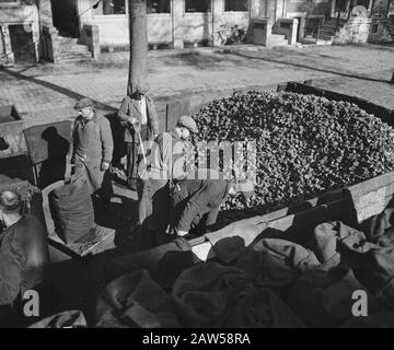 Approvisionnement en charbon à Amsterdam Date: 1945 mots clés: Installations de charbon WWII Banque D'Images