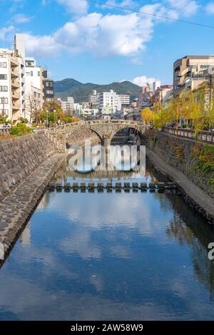 Pont MEGANE (pont Spectacles) en journée ensoleillée avec beau ciel bleu réflexion sur la surface. L'un des trois ponts les plus célèbres au Japon Banque D'Images