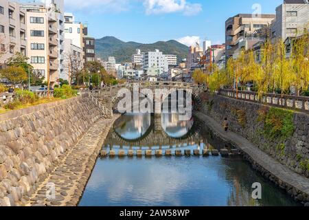 Pont MEGANE (pont Spectacles) en journée ensoleillée avec beau ciel bleu réflexion sur la surface. L'un des trois ponts les plus célèbres au Japon Banque D'Images