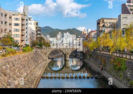 Pont MEGANE (pont Spectacles) en journée ensoleillée avec beau ciel bleu réflexion sur la surface. L'un des trois ponts les plus célèbres au Japon Banque D'Images