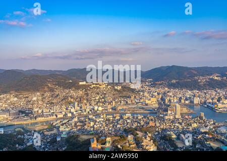 Vue panoramique sur le paysage urbain de Nagasaki depuis le pont de la plate-forme d'observation du Mont Inasa, au coucher du soleil avec fond bleu ciel, célèbre endroit pittoresque de beauté Banque D'Images