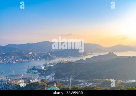 Vue panoramique sur le paysage urbain de Nagasaki depuis le pont de la plate-forme d'observation du Mont Inasa, au coucher du soleil avec fond bleu ciel, célèbre endroit pittoresque de beauté Banque D'Images