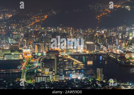 La ville de Nagasaki s'allume la nuit. Panorama nocturne de la plate-forme d'observation du Mont Inasa, les 10 millions de dollars de vues de nuit Banque D'Images