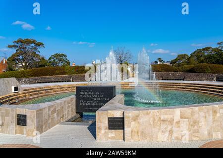 Fontaine de la paix dans le Parc de la paix de Nagasaki en journée ensoleillée. Un parc historique commémorant les bombardements atomiques de la ville pendant la seconde Guerre mondiale Banque D'Images