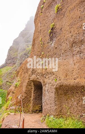 Sentier de randonnée de la montagne Pico Arieiro à Pico Ruivo, Madère - entrée / sortie tunnel Banque D'Images