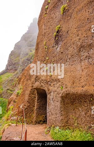 Sentier de randonnée de la montagne Pico Arieiro à Pico Ruivo, Madère - entrée / sortie tunnel Banque D'Images