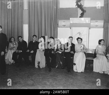 Assaut à Den Helder (1947) Le Long de la piste de danse Annotation: L'Assaut est un gala annuel de plusieurs jours pour les officiers de marine en formation à l'Institut Royal Naval (KIM) à Den Helder date: 13 décembre 1947 lieu: Den Helder mots clés: Cadets, célébrations, marine Banque D'Images