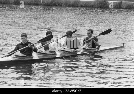 Championnat néerlandais de club canoë sur le Bosbaan à Amsterdam Ku DKV euros Deventer Date: 25 septembre 1966 lieu: Amsterdam, Noord-Holland mots clés: Canoë, sports, concours Banque D'Images