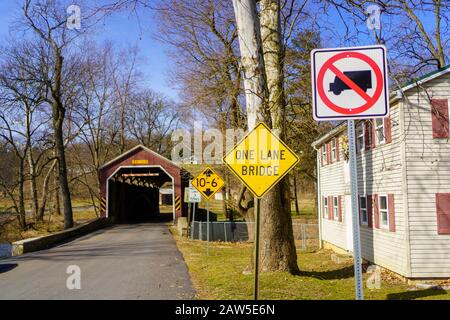 Brownstown, PA / USA – 3 février 2020: ZOOK's Mill Bridge est un pont couvert rouge de 74 pieds qui s'étend sur le ruisseau Cocalico dans le comté de Lancaster. C'était Banque D'Images