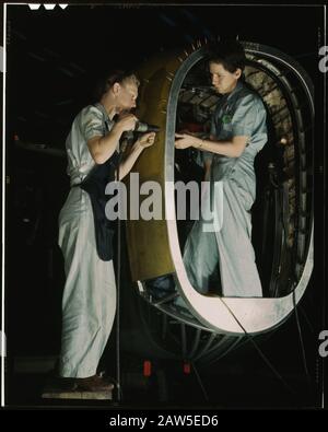 1942 , octobre , fort Worth , Texas , États-Unis : Frances Eggleston , âgée de 23 ans, est venue d'Oklahoma , utilisée pour faire des travaux de bureau . Retrait du papier de la victoire du pilote Banque D'Images