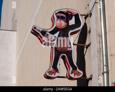 Berlin, ALLEMAGNE - 5 FÉVRIER 2020: Publicité: Un singe tenant UNE bouteille de bière allemande Berliner Kindl Dehors À un mur À Berlin, Allemagne Banque D'Images