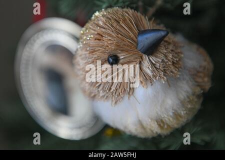 Décorations de Noël - ornement de Noël naturel sur un arbre de Noël - ornement d'oiseaux en bois Banque D'Images