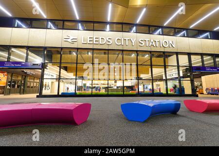 Le nouveau regard de la gare de Leeds City sur New Station Street. Banque D'Images