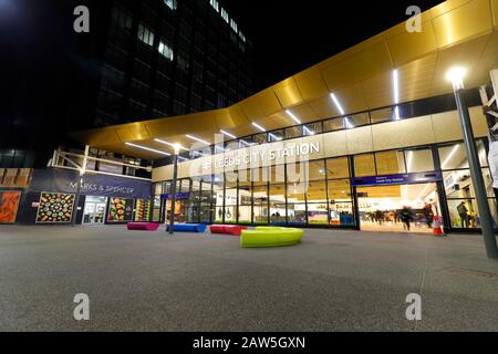 Le nouveau regard de la gare de Leeds City sur New Station Street. Banque D'Images