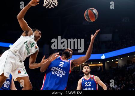 Istanbul / TURQUIE - 7 FÉVRIER 2020: Zach LeDay et Chris Singleton au cours de l'Euroligue 2019-20 Round 24 match de basket-ball entre Anadolu Efes et Zalgiris Kaunas au Sinan Erdem Dome. Banque D'Images