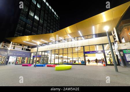 Le nouveau regard de la gare de Leeds City sur New Station Street. Banque D'Images