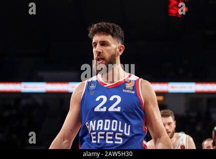 Istanbul / TURQUIE - 7 FÉVRIER 2020: Vasilije Micic pendant la Euroligue 2019-20 partie de basket-ball 24 ronde entre Anadolu Efes et Zalgiris Kaunas à Sinan Erdem Dome. Banque D'Images