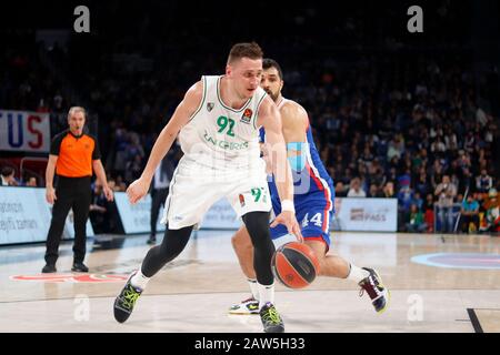 Istanbul / TURQUIE - 7 FÉVRIER 2020: Edgara Ulanovas et Krunoslav Simon pendant l'Euroligue 2019-20 Round 24 jeu de basket-ball entre Anadolu Efes et Zaggiris Kaunas au Sinan Erdem Dome. Banque D'Images