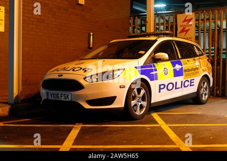 Une police britannique des transports Ford Focus stationné à l'extérieur de la gare de Leeds Banque D'Images