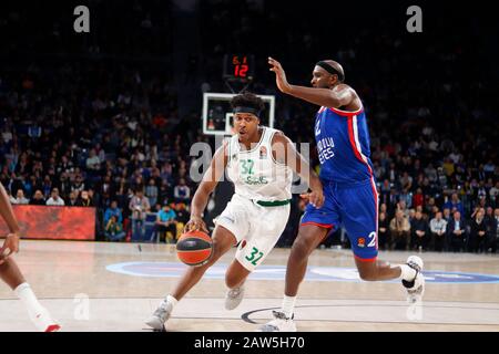 Istanbul / TURQUIE - 7 FÉVRIER 2020: Zach LeDay et Chris Singleton au cours de l'Euroligue 2019-20 Round 24 match de basket-ball entre Anadolu Efes et Zalgiris Kaunas au Sinan Erdem Dome. Banque D'Images