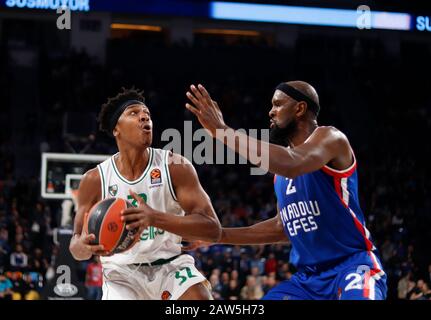 Istanbul / TURQUIE - 7 FÉVRIER 2020: Zach LeDay et Chris Singleton au cours de l'Euroligue 2019-20 Round 24 match de basket-ball entre Anadolu Efes et Zalgiris Kaunas au Sinan Erdem Dome. Banque D'Images