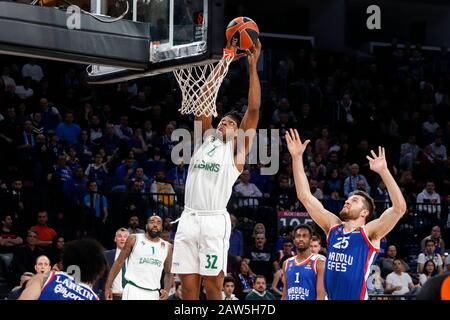 Istanbul / TURQUIE - 7 FÉVRIER 2020: Zach LeDay dunks pendant Euroligue 2019-20 Round 24 jeu de basket-ball entre Anadolu Efes et Zalgiris Kaunas à Sinan Erdem Dome. Banque D'Images