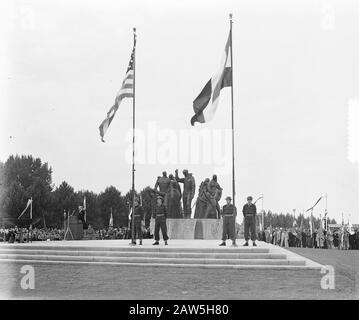 Dévoilez le mémorial de guerre sur la place de Maastricht. Les statues de l'artiste Charles Eyck Annotation: Les figures montrent de nouveau divers aspects de la guerre: La libération de l'armée américaine; les activités des organisations de résistance; le retour des citoyens néerlandais de la captivité; la joie de la liberté retrouvée; la reprise des travaux de reconstruction; Le deuil des victimes de la guerre. En face se tient un homme qui a brisé les chaînes de son oppression. En plus de faire de lui un soldat américain la marque V (« victoire », ou victoire). Deux enfants dansants sont à gauche et à droite. Derrière les enfants sont Banque D'Images