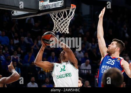 Istanbul / TURQUIE - 7 FÉVRIER 2020: Zach LeDay et Alec Peters pendant la Euroligue 2019-20 Round 24 jeu de basket-ball entre Anadolu Efes et Zalgiris Kaunas à Sinan Erdem Dome. Banque D'Images