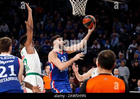 Istanbul / TURQUIE - 7 FÉVRIER 2020: Zach LeDay et Vasilije Micic pendant la Euroligue 2019-20 Round 24 jeu de basket-ball entre Anadolu Efes et Zalgiris Kaunas au Sinan Erdem Dome. Banque D'Images