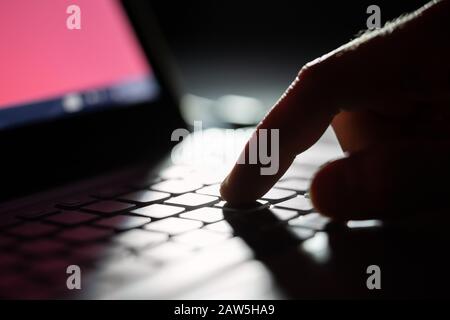 Close-up of a person's Hand Typing On Laptop Banque D'Images