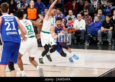 Istanbul / TURQUIE - 7 FÉVRIER 2020: Edgara Ulanovas et Vasilije Micic pendant l'Euroligue 2019-20 Round 24 jeu de basket-ball entre Anadolu Efes et Zalgiris Kaunas à Sinan Erdem Dome. Banque D'Images