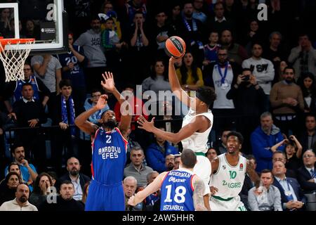 Istanbul / TURQUIE - 7 FÉVRIER 2020: Zach LeDay et Chris Singleton au cours de l'Euroligue 2019-20 Round 24 match de basket-ball entre Anadolu Efes et Zalgiris Kaunas au Sinan Erdem Dome. Banque D'Images