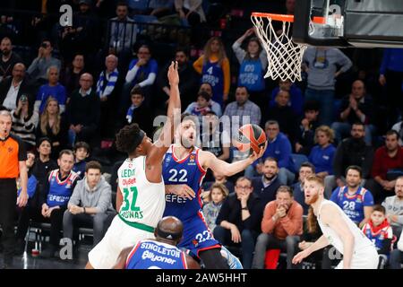 Istanbul / TURQUIE - 7 FÉVRIER 2020: Vasilije Micic et Zach LeDay pendant l'Euroligue 2019-20 Round 24 jeu de basket-ball entre Anadolu Efes et Zalgiris Kaunas à Sinan Erdem Dome. Banque D'Images