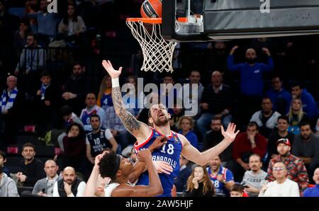 Istanbul / TURQUIE - 7 FÉVRIER 2020: Adrien Moerman et Zach LeDay en action pendant la Euroligue 2019-20 Round 24 jeu de basket-ball entre Anadolu Efes et Zalgiris Kaunas au Sinan Erdem Dome. Banque D'Images