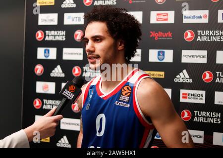 Istanbul / TURQUIE - 7 FÉVRIER 2020: Shane Larkin après Euroligue 2019-20 Round 24 jeu de basket-ball entre Anadolu Efes et Zaggiris Kaunas à Sinan Erdem Dome. Banque D'Images