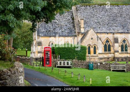 Église Saint Barnabas dans le village des Cotswolds de Snowshill, Gloucestershire, Angleterre, Royaume-Uni Banque D'Images