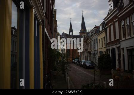 Utrecht, PAYS-BAS - 26/1/20 - rue néerlandaise avec des temples d'église en arrière-plan Banque D'Images