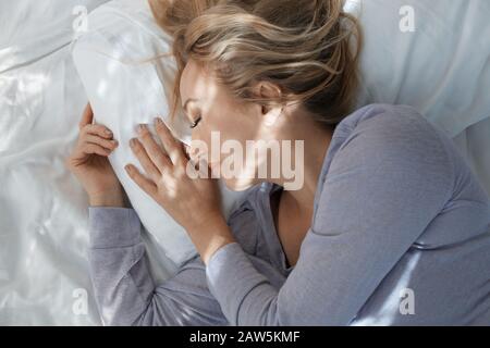 Belle femme dormir Banque D'Images