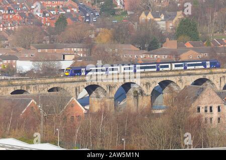 Un train de voyageurs du Northern Rail traverse Kirkstall Viaduct à Leeds Banque D'Images