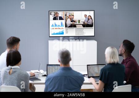 Groupe d'affaires dans la salle de conférence vidéo Banque D'Images