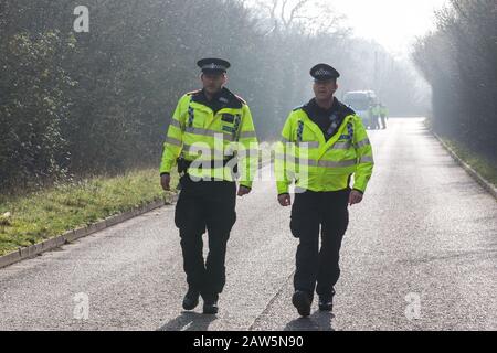 Denham, Royaume-Uni. 6 Février 2020. Des policiers de haut niveau arrivent pour tenter de se déplacer sur des militants de l'environnement de la vallée de Save the Colne, Arrêtez le HS2 et la rébellion de l'extinction en marchant à un rythme escargot le long d'une route afin de bloquer pendant plusieurs heures un véhicule de sécurité et un camion livrant des clôtures et d'autres fournitures à utiliser pour les travaux associés à la liaison ferroviaire à grande vitesse du HS2 près de la rivière Colne à Denham Ford. Certains militants ont également recueilli de la litière au cours de l'action. Crédit: Mark Kerrison/Alay Live News Banque D'Images