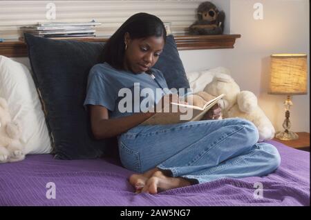 Austin, Texas: Afro-américain 18 ans écrit dans son journal. ©Bob Daemmrich Banque D'Images